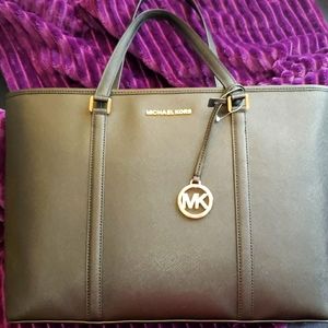 NWT Michael Kors Tote (make an offer) AUTHENTIC